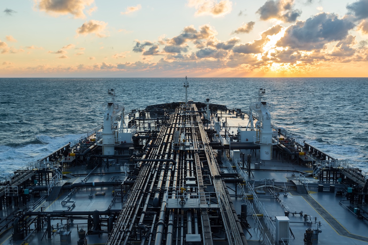 Operación energética marítima al atardecer