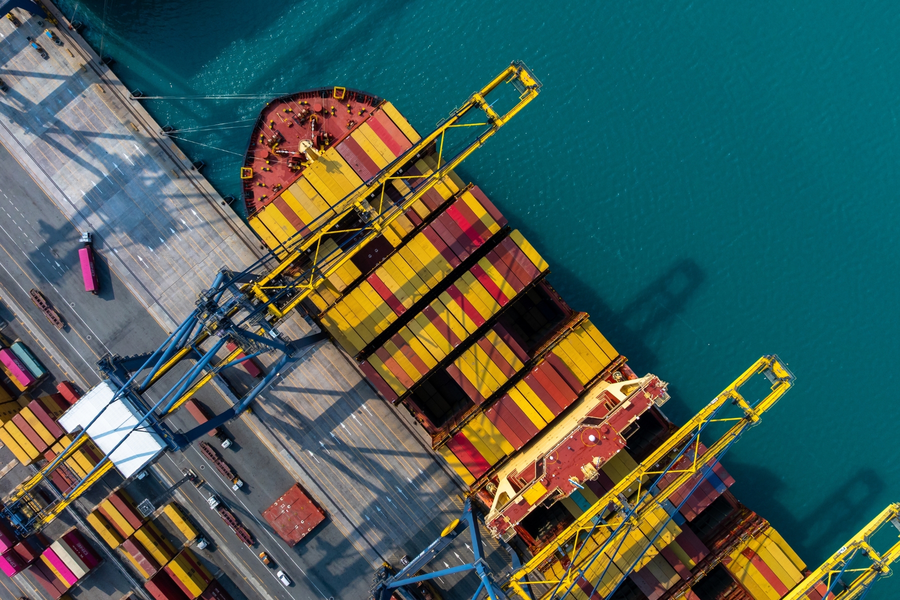 Terminal portuaria con Buquetanque de importacion maritima para la distribucion masiva de diesel industrial de Oxy Services.