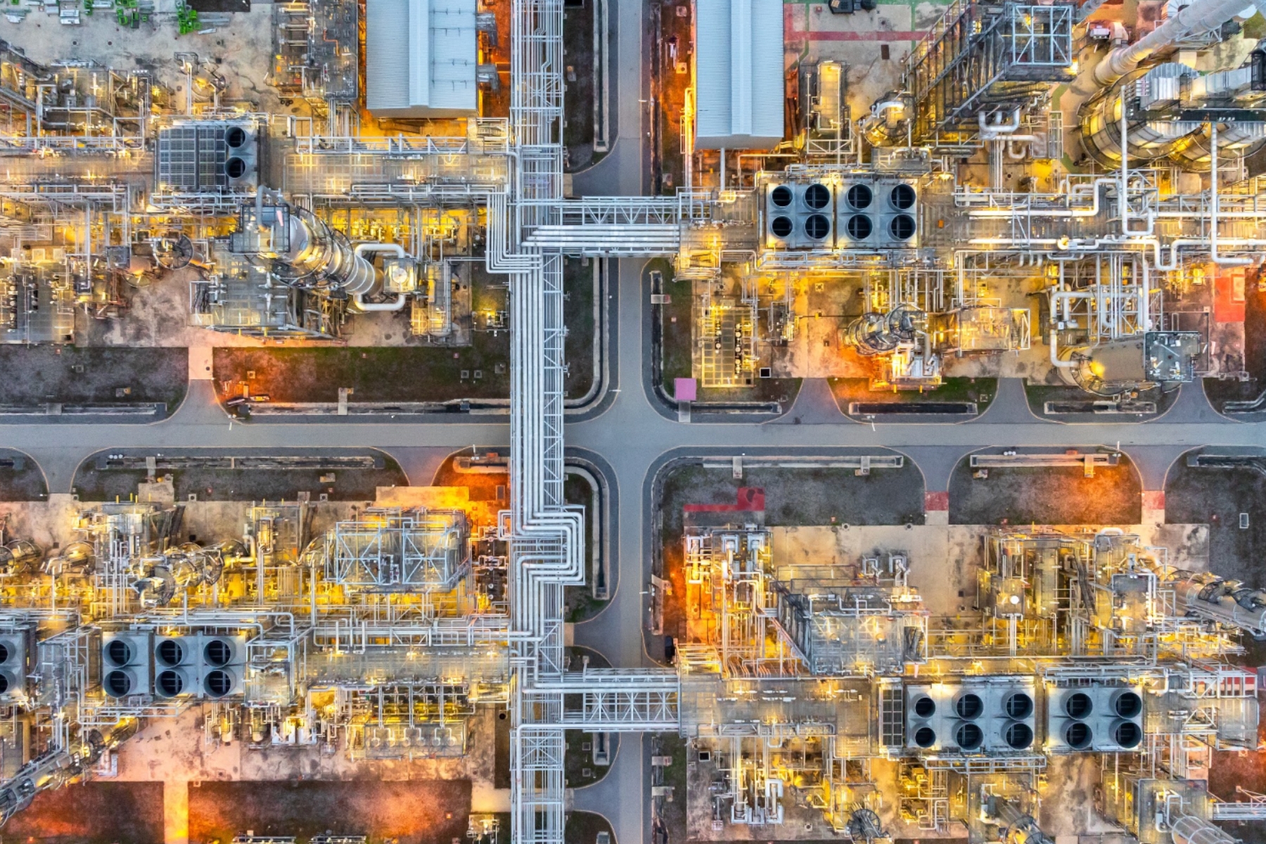 Vista aérea nocturna de una compleja planta industrial e infraestructura de suministro energético para nearshoring en México.